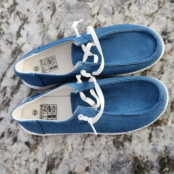Nwot. Slip on comfy shoes size 8. Never worn - Picture 2 of 5